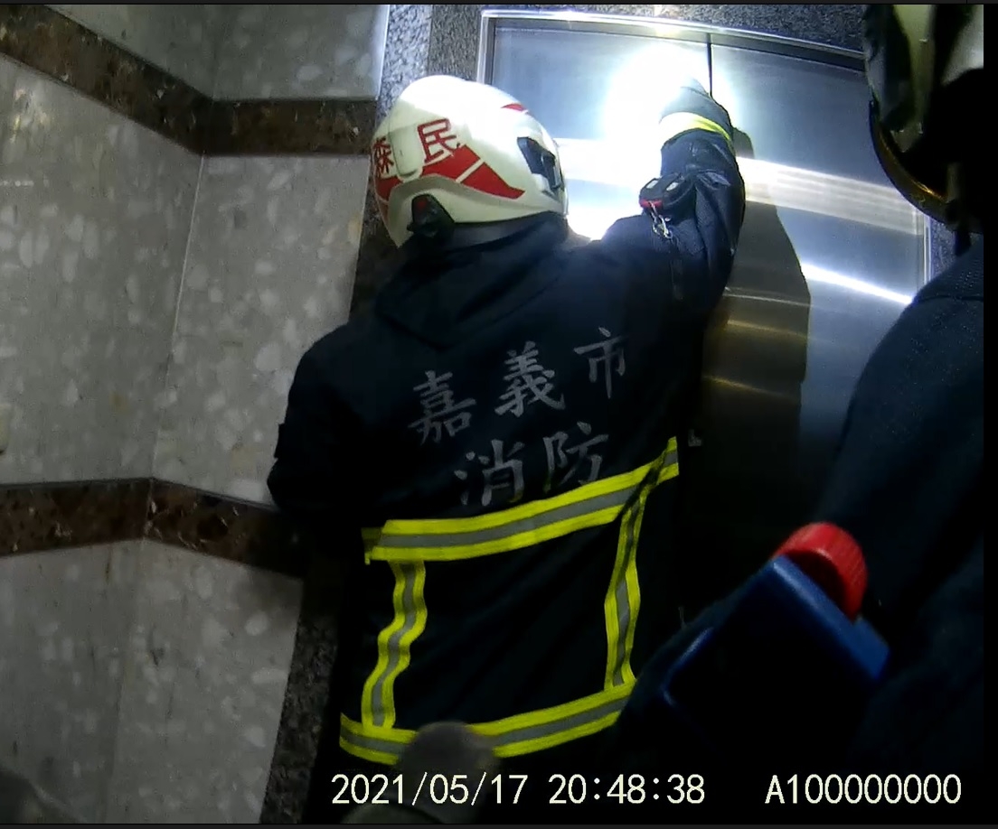 嘉義地區17日晚間又分區停電，並有民眾受困電梯內，市消防局派員前往協助脫困。 圖：嘉義市消防局/提供