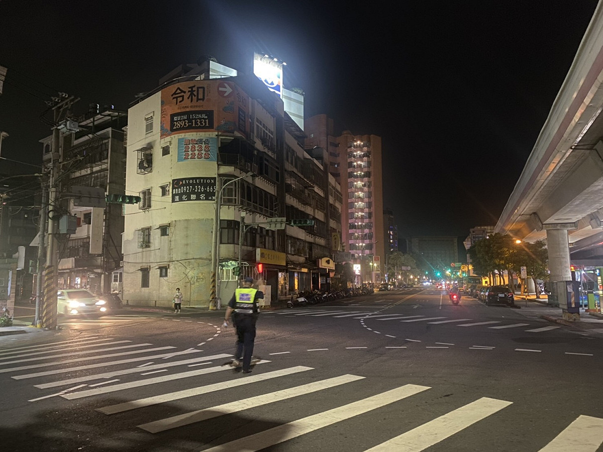 台電今（19日）表示，已經緊急修訂公定規定，不再一年一輪，而是由A至F輪流實施。 圖：台北市警局/提供（資料照）