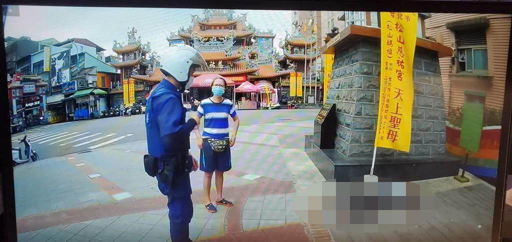 松山慈祐宮前驚傳有民眾抽搐路倒送醫不治。 圖：台北市議員秦慧珠提供