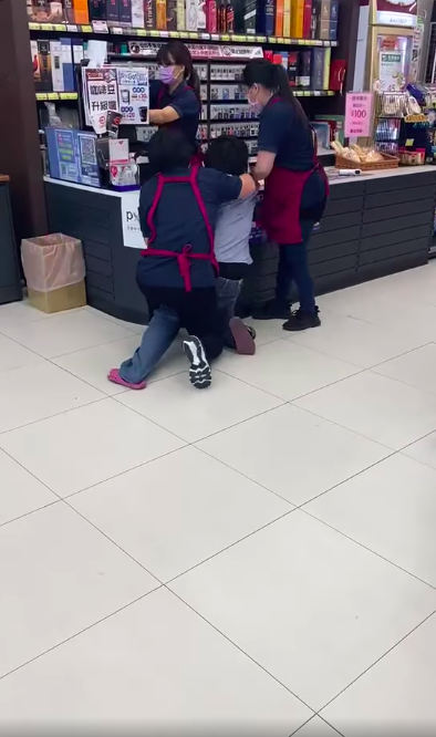 宜蘭全聯復興店兩名店員將沒戴口罩又屢勸不聽的客人壓制在地。 圖：翻攝自宜蘭知識＋臉書