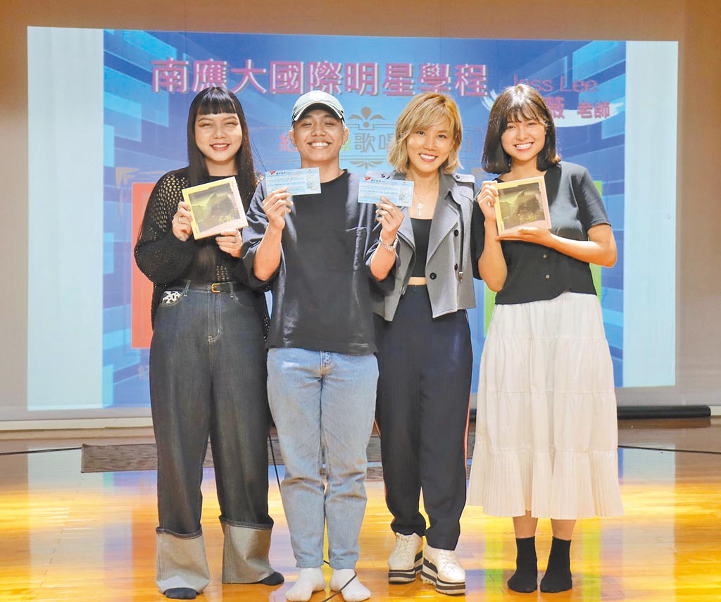 李佳薇（右二）到南應大演講，和學生們合照。 圖：台南應用科技大學提供