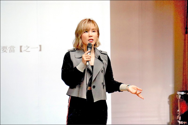 李佳薇大方和各位南應大的學生分享自己進演藝圈以來的「甘苦談」。 圖：台南應用科技大學提供
