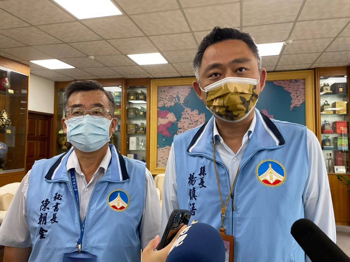 金門縣長楊鎮浯(右)呼籲中央開放地方向中國購買疫苗。 圖：翻攝自臉書「躍動金門-楊鎮浯」