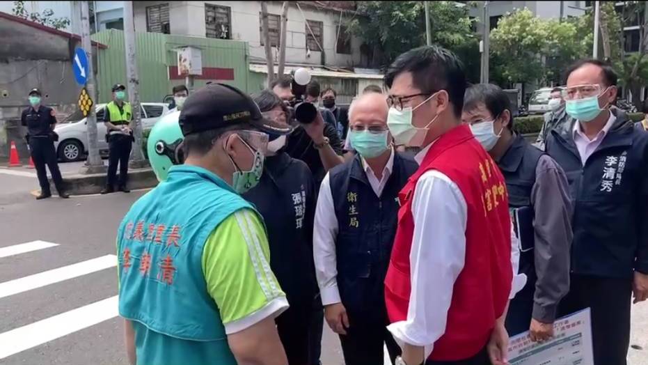陳其邁(著紅衣)親察仁惠醫院，與附近里長交談。 圖：孫家銘/攝