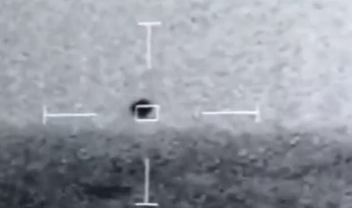 美國海軍疑似拍到幽浮（UFO）。 圖：翻攝自環球時報