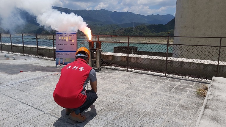水利署表示，由於氣象局預報今日午後有對流發展機會，因此在寶二、永和山、曾文水庫進行人工增雨。 圖：水利署／提供