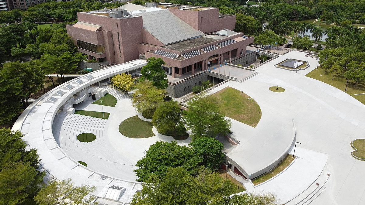 剛整俢煥然一新的高美館，難敵疫情被迫關閉至5/28。 圖：高市文化局/提供