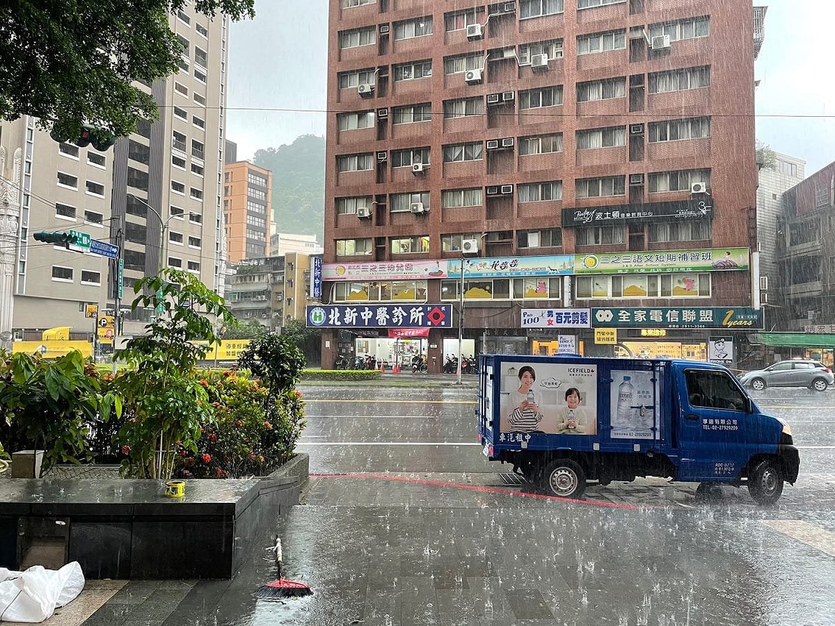 氣象局對新北及宜蘭發布大雨特報，目前新店、烏來已出現降雨(圖為新店)。 圖：葉宜哲/攝