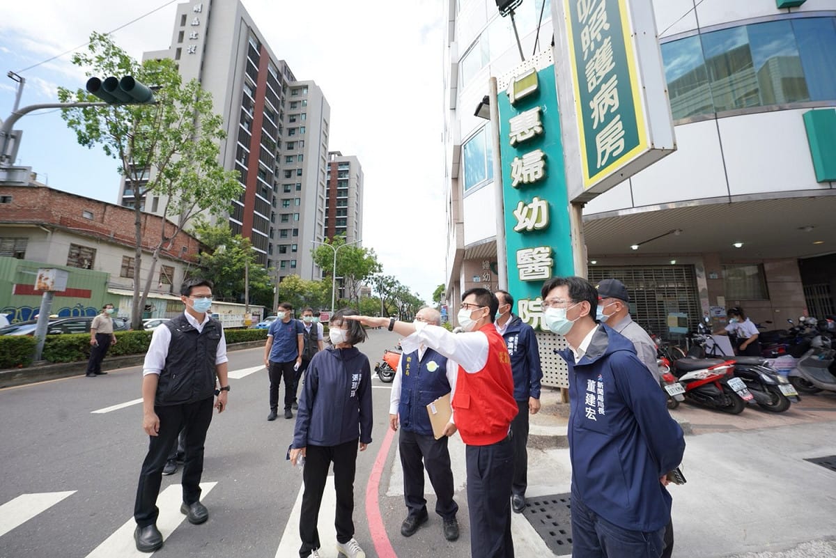 陳其邁(右二)明快處置，讓仁惠醫院疫情獲得控制。 圖：高雄市政府提供