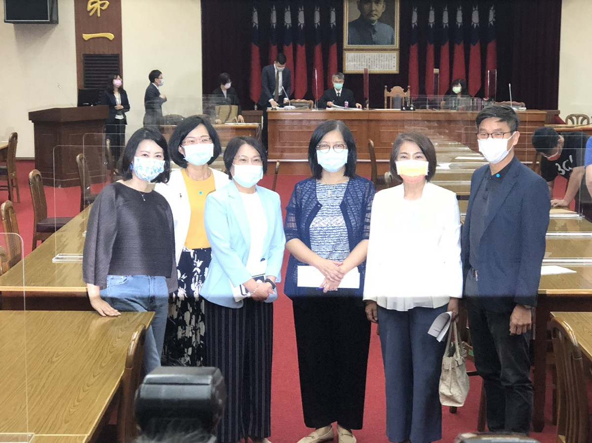 立法院第10屆修憲委員會今天(18日)首度召開會議，綠委拍照合影。 圖:陳佩君/攝