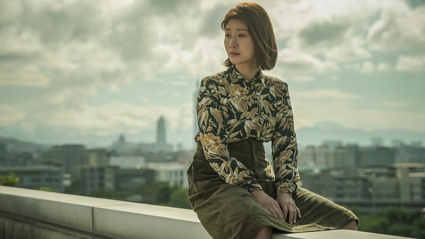 朱芷瑩飾演的角色坐在7樓牆邊的畫面超驚險。 圖：公視提供