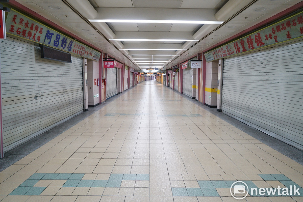 店家沒有營業，路上也沒有行人。 圖：張良一/攝