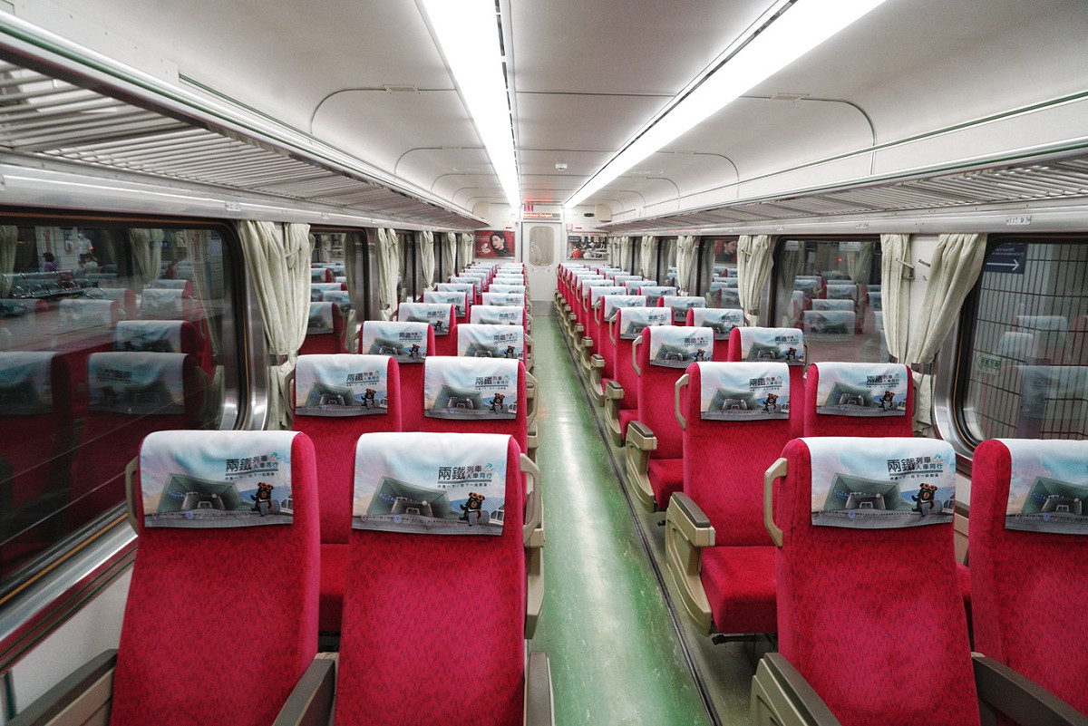 開往高雄的自強號列車不見乘客。 圖：張良一/攝