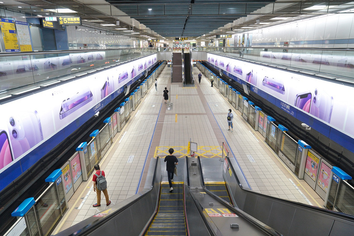 搭乘捷運的民眾並不多。 圖：張良一/攝