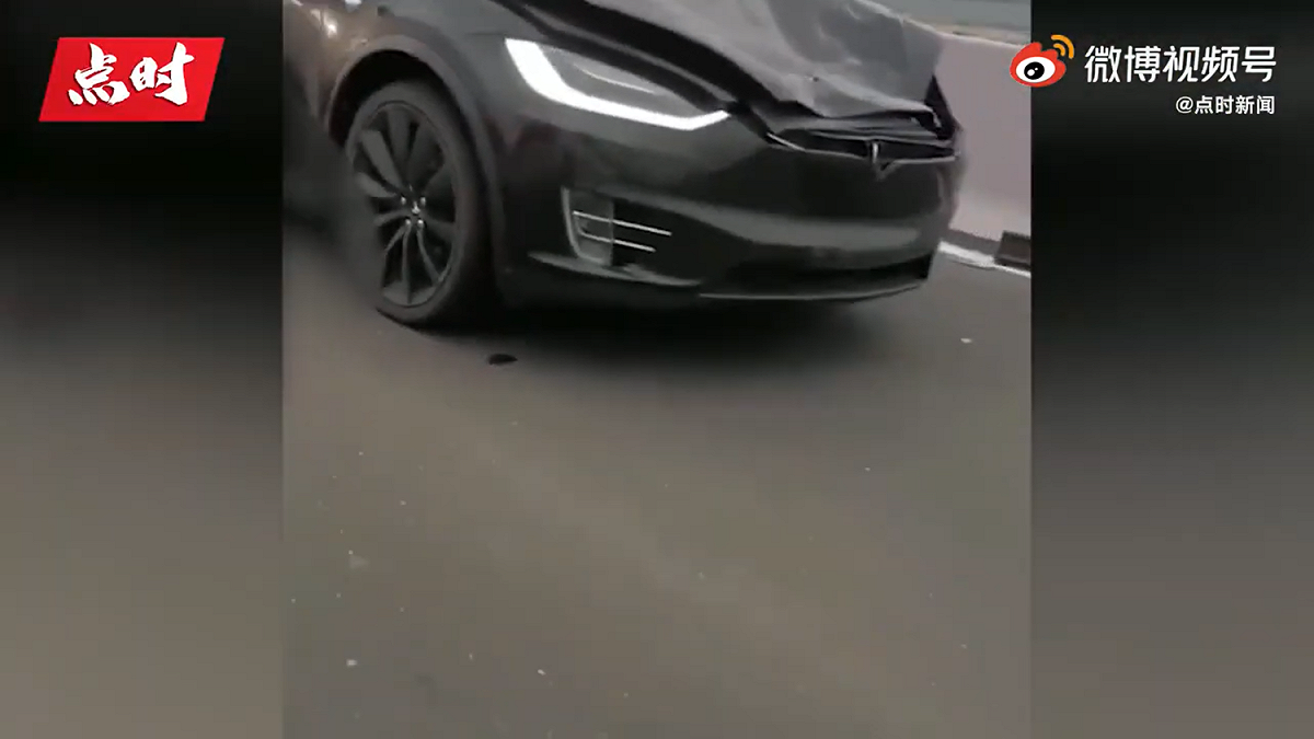 中國浙江一台特斯拉發生碰撞事故，撞倒2名交通警察，一位不幸殉職。 圖：翻攝自微博
