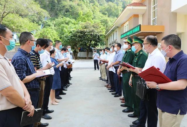 中國憑祥市市長長與越南代表團協商疫情防控等事宜。 圖：翻攝自憑祥市官網