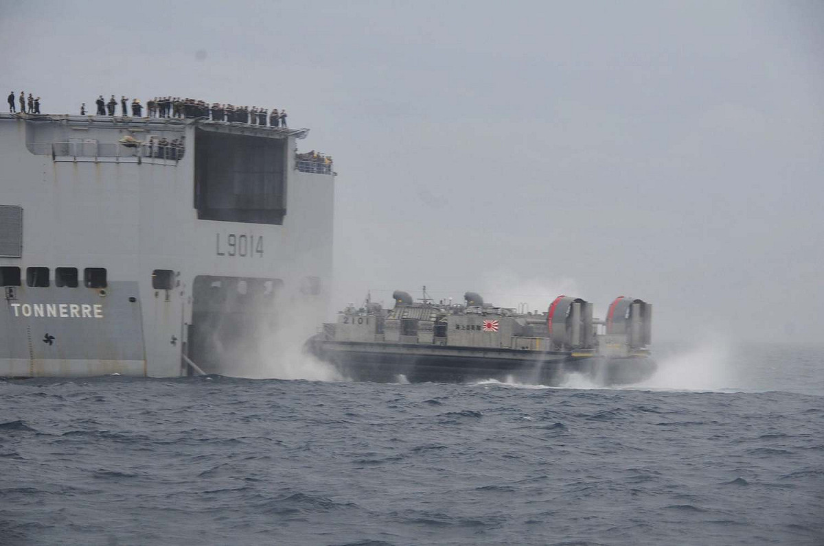 日美法澳四國海上聯合演習，日本海上自衛隊氣墊船進行兩棲補給任務，進入法國海軍「雷電號」(FS Tonnerre, L-9014)兩棲突擊艦。 圖：翻攝海上自衛隊掃海隊群