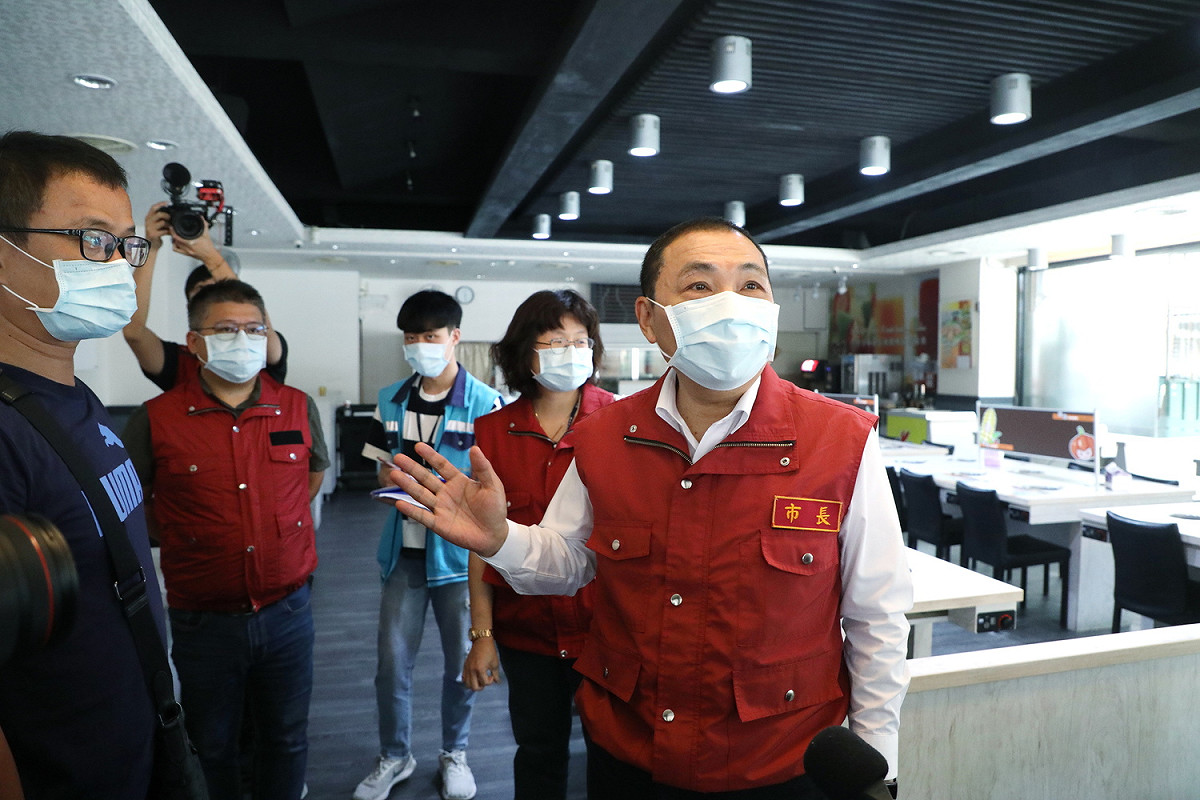 侯友宜今天中午視察餐飲業者落實防疫情形。 圖：新北市政府/提供