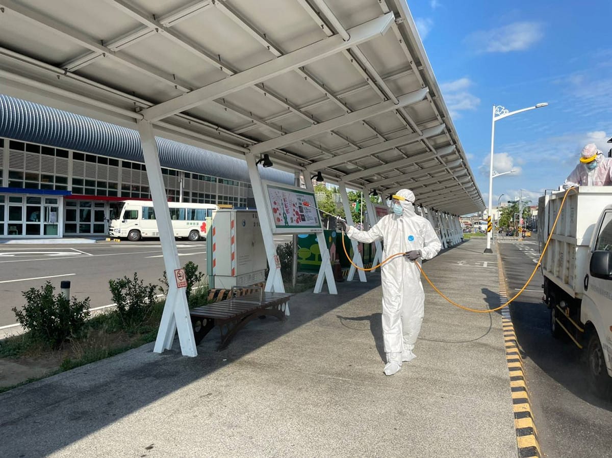 屏東縣政府今（18日）公布案2122確診者足跡，包括屏東火車站、客運站、全聯內埔永光店、菜市場、納骨塔、診所。 圖：屏東縣政府／提供