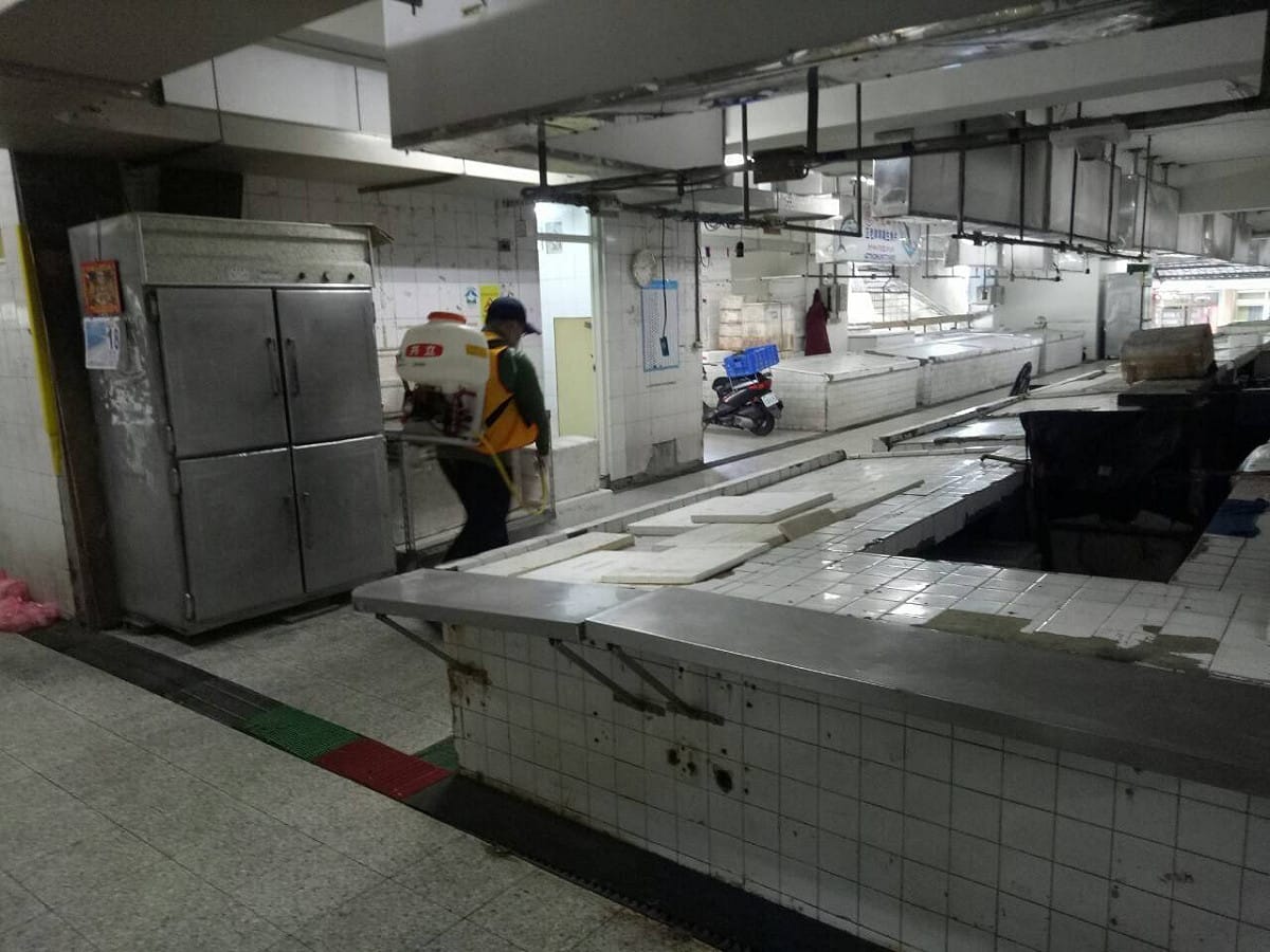 屏東縣政府今（18日）公布案2122確診者足跡，包括屏東火車站、客運站、全聯內埔永光店、菜市場、納骨塔、診所。 圖：屏東縣政府／提供