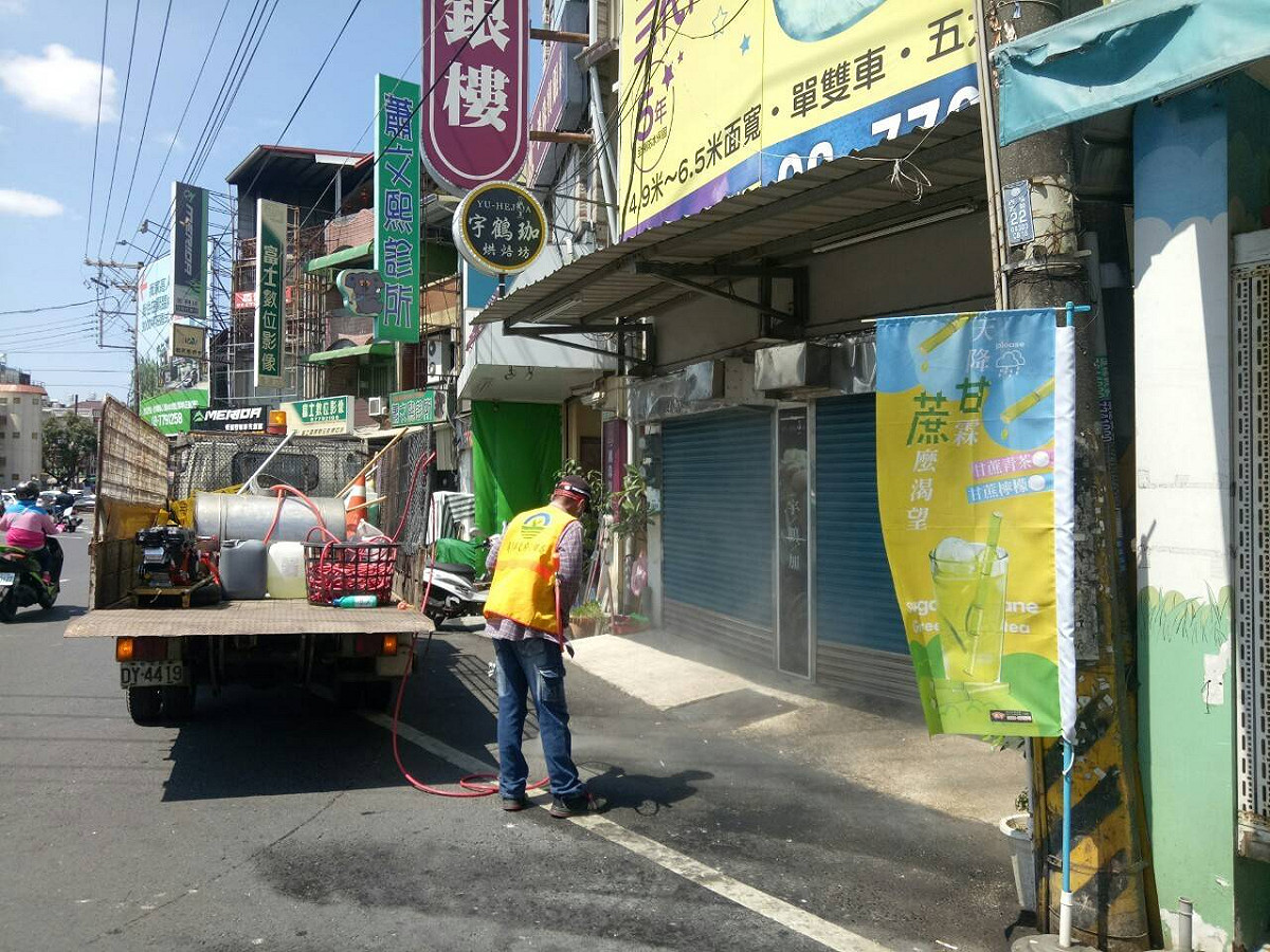 屏東縣政府今（18日）公布案2122確診者足跡，包括屏東火車站、客運站、全聯內埔永光店、菜市場、納骨塔、診所。 圖：屏東縣政府／提供