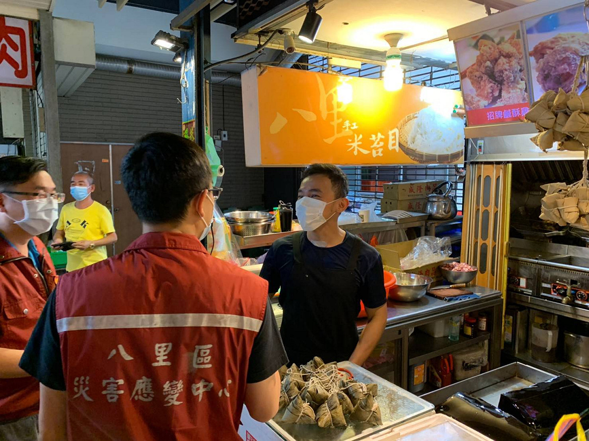 八里區長陳炳仲前往市場查察攤商及民眾是否落實防疫措施。 圖：新北市民政局／提供