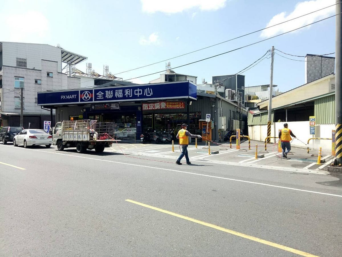屏東縣政府今（18日）公布案2122確診者足跡，包括屏東火車站、客運站、全聯內埔永光店、菜市場、納骨塔、診所。 圖：屏東縣政府／提供