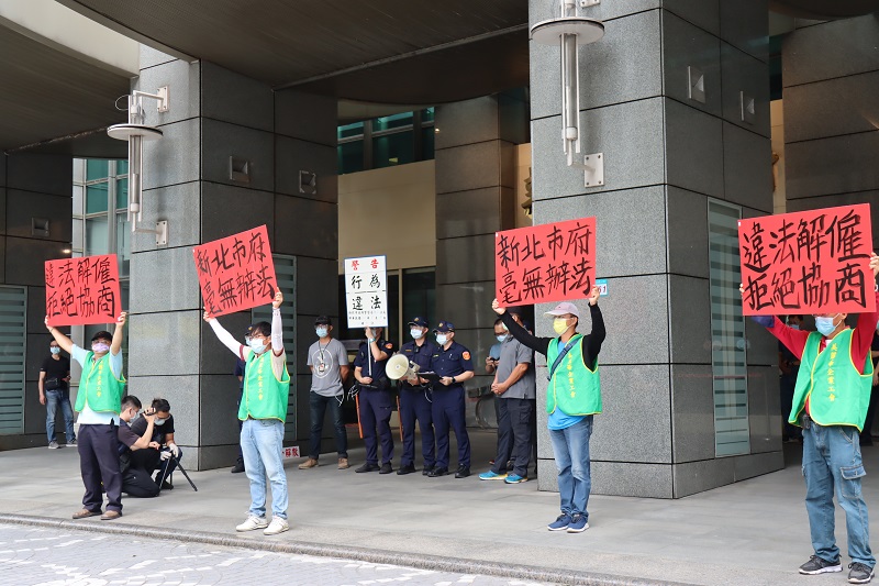 美麗華工會及桃產總工會成員至市府大門進行「苦站、苦行」陳情 圖：新北市政府勞工局提供