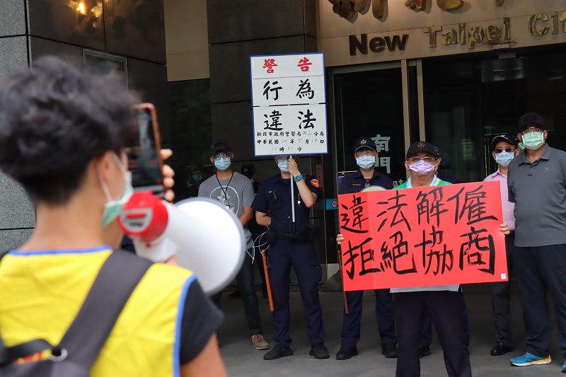 桃產總工會秘書長至市府大門陳情圖一 圖：新北市政府勞工局提供