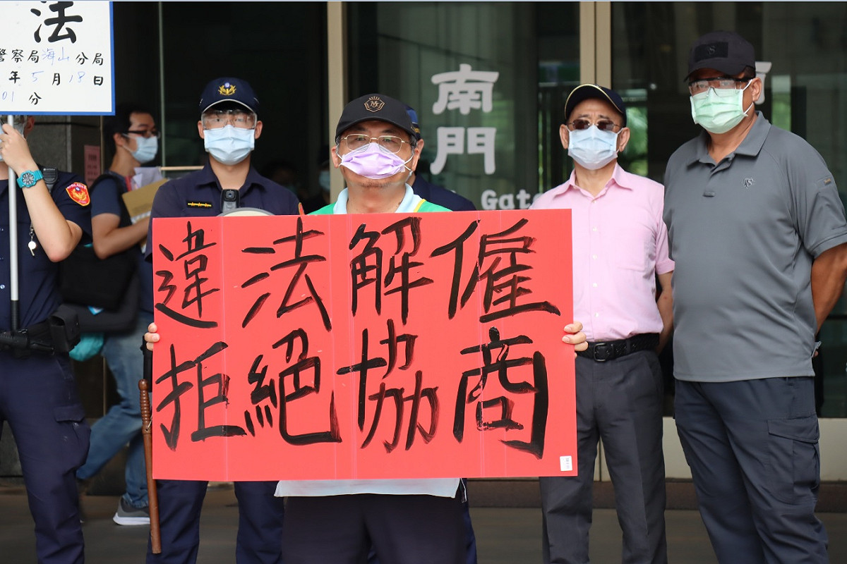 桃產總工會秘書長至市府大門陳情圖二 圖：新北市政府勞工局提供