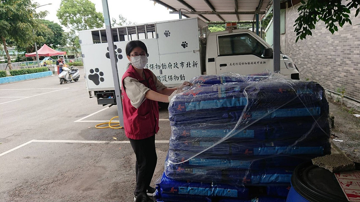 中華民國動物保護協會捐贈飼料。  圖：新北市動保處提供
