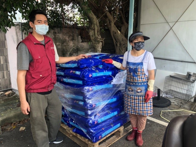 飼主領用飼料，動物得溫飽。  圖：新北市動保處提供