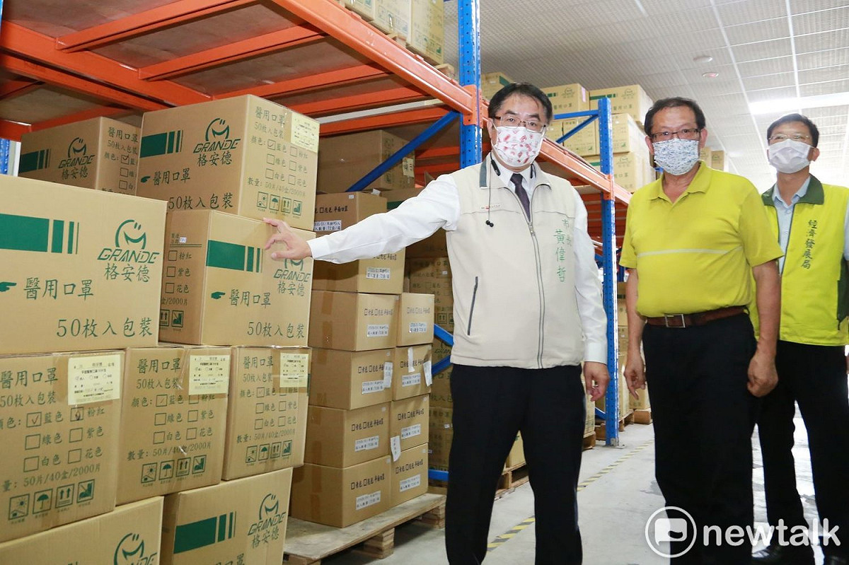 新冠肺炎疫情持續升溫，各縣市防疫措施升級，為確保防疫期間口罩供貨穩定，台南市長黃偉哲今日至學甲區格安德口罩工業公司視察醫療級口罩生產情形。 圖：黃博郎／攝