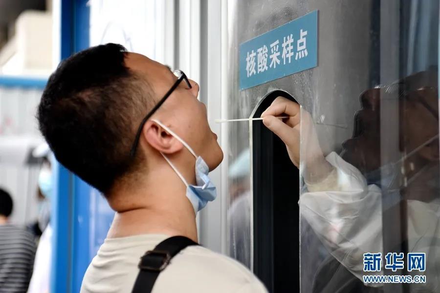 為加快效率，中國會採取「混檢」方式進行核酸檢測。（採檢示意圖） 圖：翻攝自微博