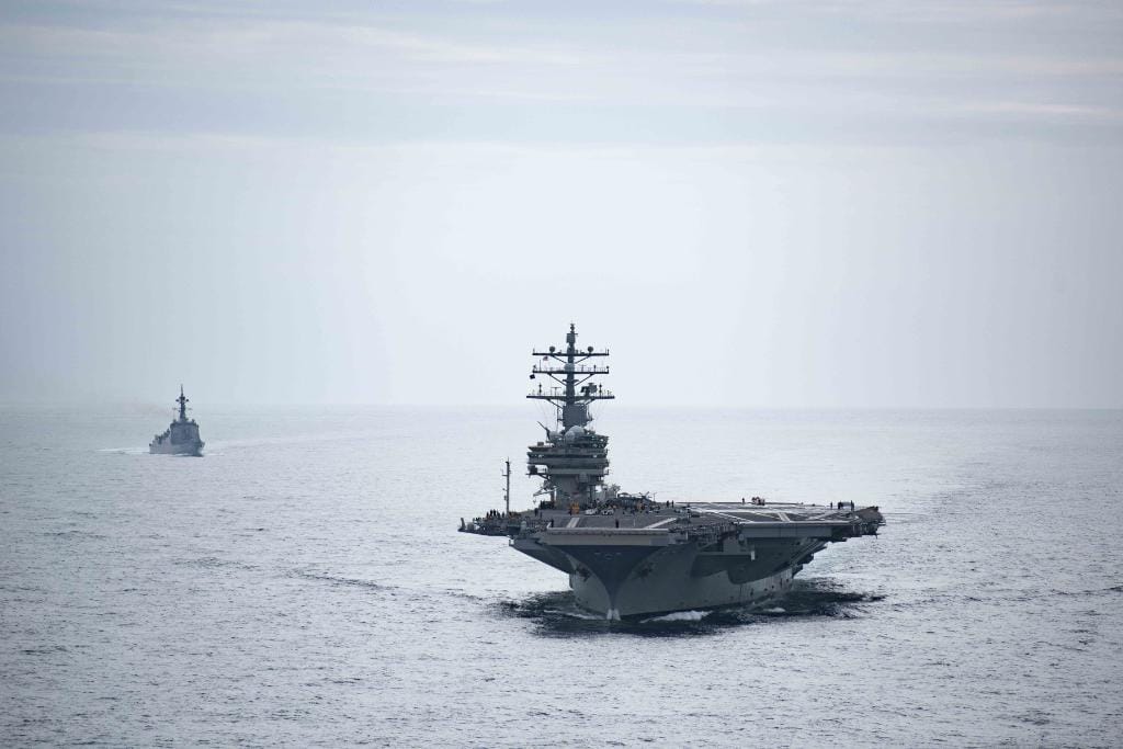 美國「雷根號」航空母艦（前）在菲律賓海，與日本海上自衛隊最新一代的神盾驅逐艦「摩耶號」共同航行，進行聯合軍演。 圖：翻攝自美國海軍推特/Jason Tarleton