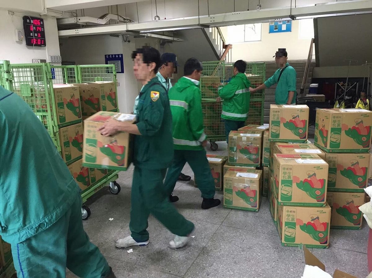 Omicron變異株已可存活長達8天，讓不少民眾擔心收包裹恐被感染。（圖為包裹運送示意圖） 圖：中華郵政公司／提供(資料照)