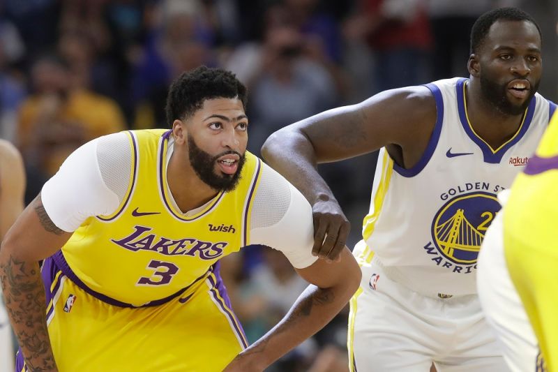 Draymond Green防守Anthony Davis。 圖／美聯社／達志影像