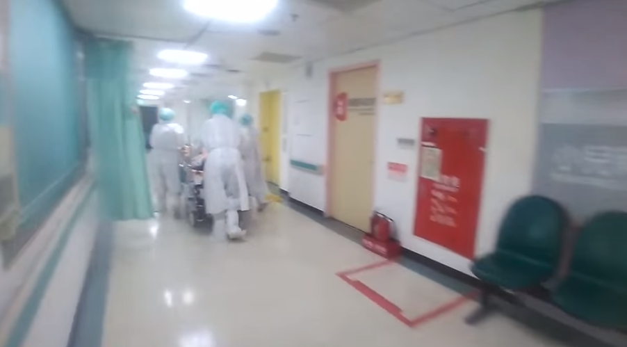 郭姓醫師在個人臉書揭露病患確診後需插管的實際運送情況。 圖：翻攝郭姓醫師臉書