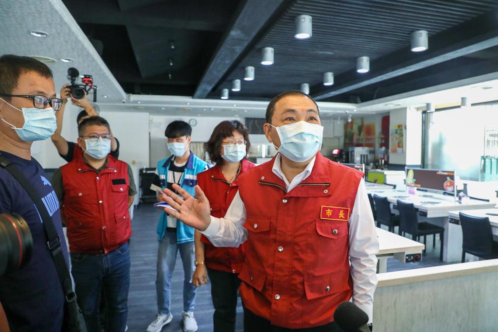 侯友宜率隊複查知名連鎖涮涮鍋店家，經改善後已全數改為外帶。 圖：新北市經發局提供