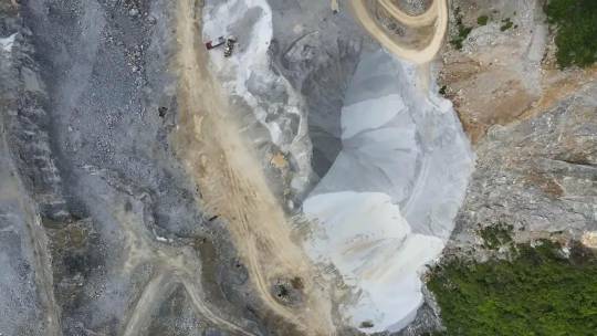 廣西一世界地質公園被建商非法開發「開膛破肚」，到處都是坑洞。 圖 : 翻攝自騰訊網