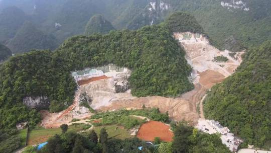廣西一世界地質公園被建商非法開發「開膛破肚」，到處都是坑洞。 圖 : 翻攝自騰訊網