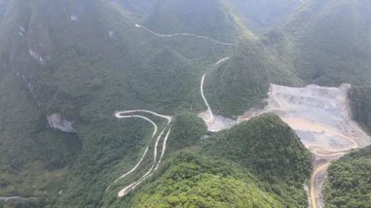 建商違法在廣西國家地質公園內開發，一處山坡地遭整個剷平。 圖 : 翻攝自騰訊網