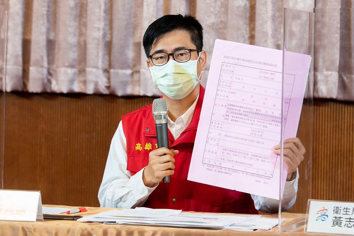 高雄市長陳其邁表示開車載人一定要配戴口罩。(資料照片) 圖：高雄市政府/提供