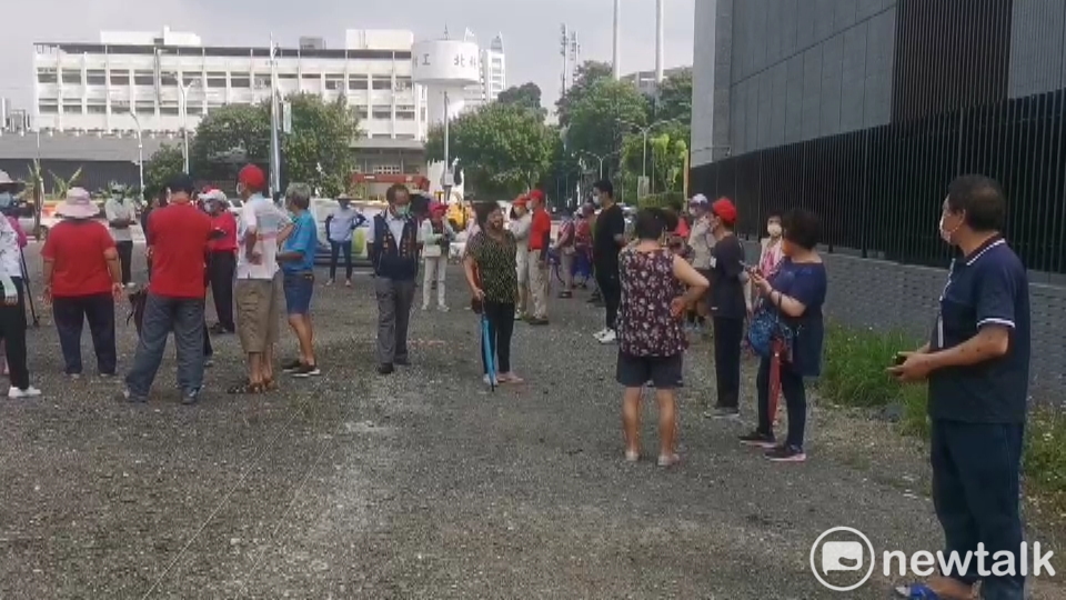 民眾擔心篩檢站設在自家附近，恐有感染風險疑慮。 圖：林昀真／攝