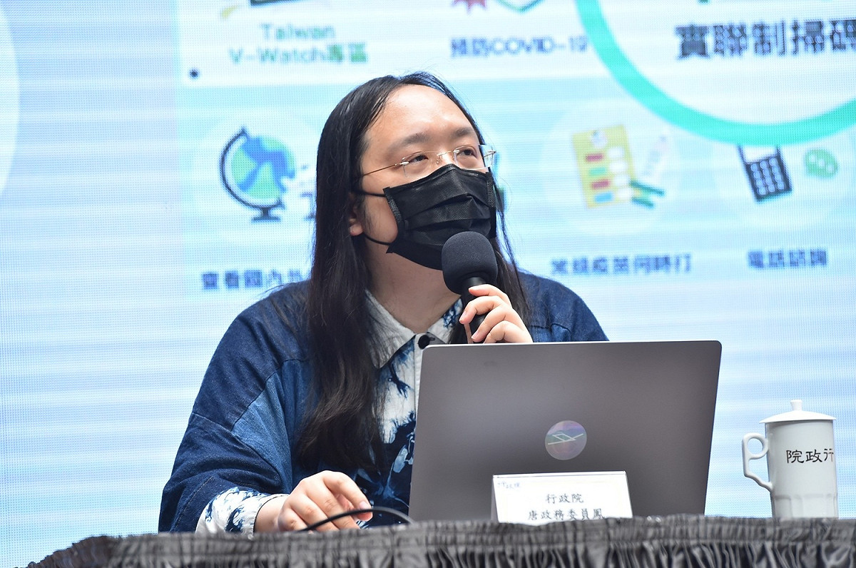 繼「簡訊實聯制」以後，政委唐鳳再度協助改良確診通報系統。（資料照） 圖：行政院／提供