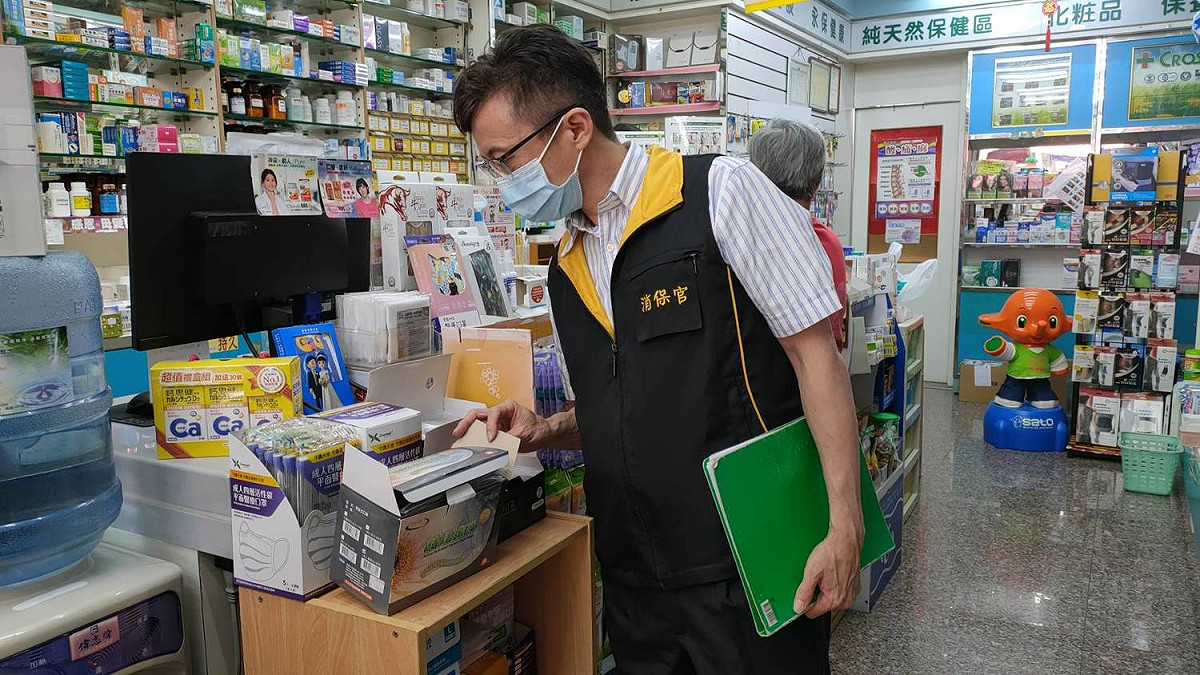 高市府消保官日前到大賣場稽查民生及防疫物資。 圖：高雄市政府/提供