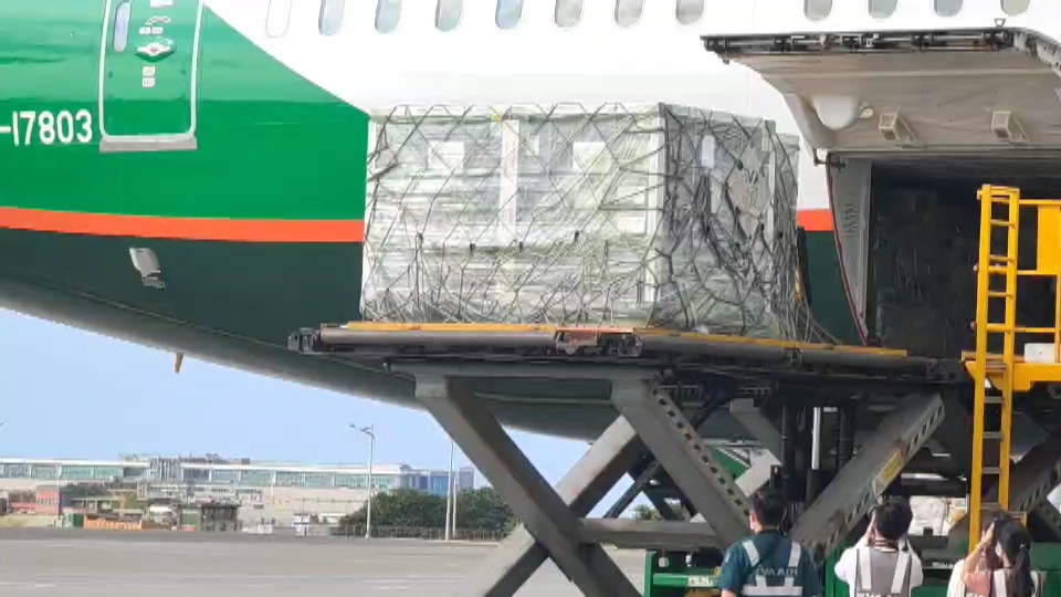 40.04萬劑AZ疫苗今下午順利送抵桃園機場。 圖：林昀真/翻攝