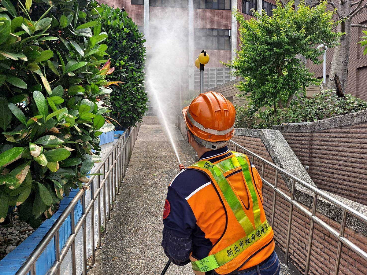 新北市環保局持續執行傾銷作業，全力防堵疫情擴散 圖：新北市環保局提供