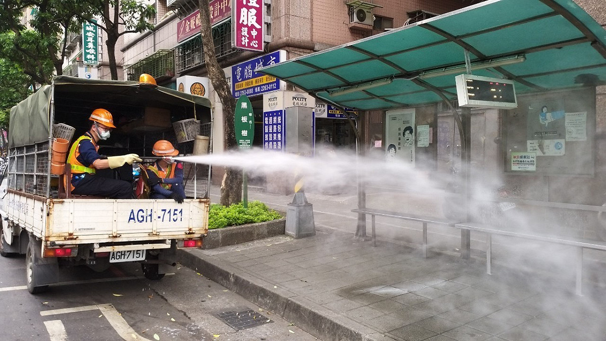 新北市繼5月14日全市24小時大清消後，環保局持續由各區清潔隊進行轄區每週一次全區清消 圖：新北市環保局提供
