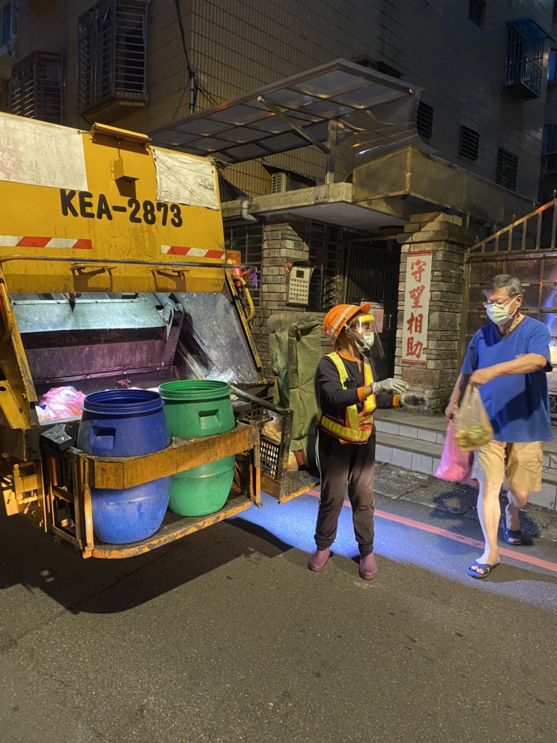 環保局提醒民眾，外出倒垃圾務必戴好口罩並保持安全距離，違者將依傳染病防治法最高處1萬5000元 圖：新北市環保局提供